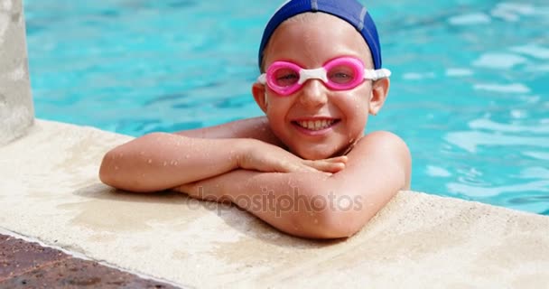 Rapaz sorridente inclinado à beira da piscina — Vídeo de Stock