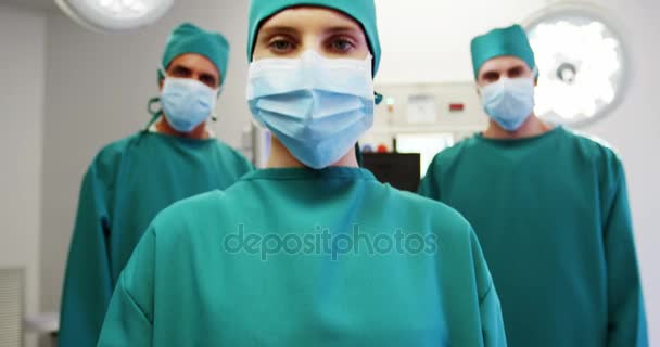 Equipe médica em pé na sala de cirurgia — Vídeo de Stock