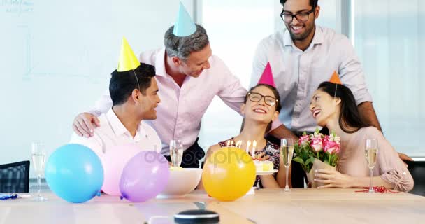 Ejecutivos celebrando el cumpleaños de un colega — Vídeos de Stock