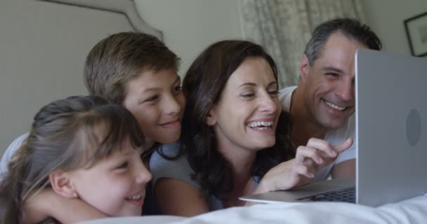 Glückliche Familie mit Laptop — Stockvideo