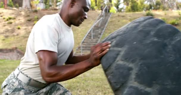 Soldier during fitness training exercise — Stock Video