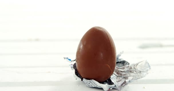 Huevo de Pascua de chocolate en papel de aluminio — Vídeos de Stock