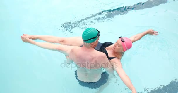 Hombre llevando mujer en piscina — Vídeos de Stock