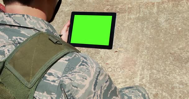 Żołnierz za pomocą cyfrowego tabletu podczas treningu — Wideo stockowe