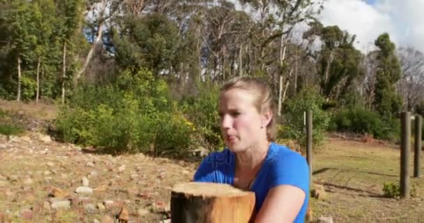 Женщина с тяжелым деревянным бревном — стоковое видео