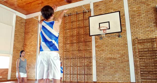 Studenti hrají basketbal pro košíkovou — Stock video