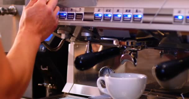 Barista haciendo café con cafetera — Vídeos de Stock