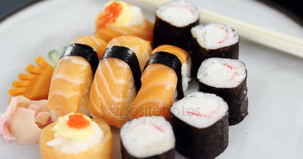 Sushi servido en plato con palillos — Vídeo de stock