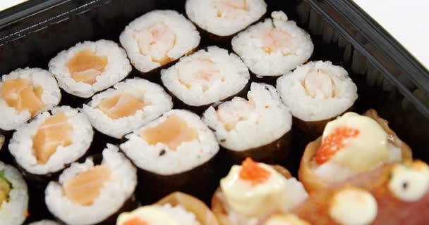 Bricka med blandade sushi — Stockvideo