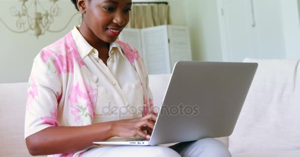 Mujer usando portátil — Vídeos de Stock