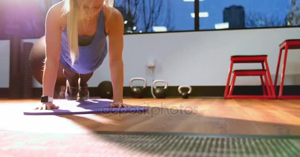 Femme effectuant push-up — Video