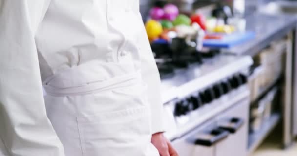 Мужчина шеф-повар стоит со скрещенными руками — стоковое видео