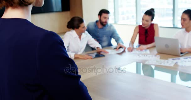 Colegas de negócios discutindo sobre documento — Vídeo de Stock