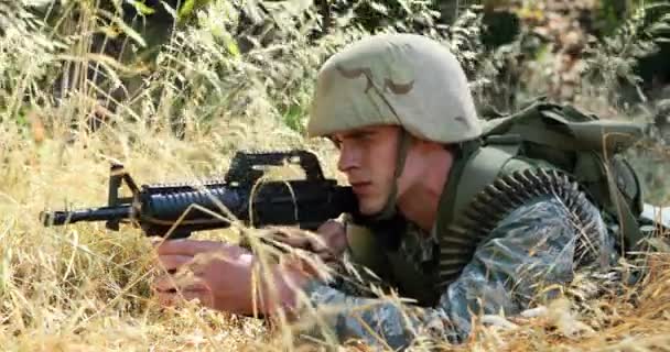 Soldat pendant l'exercice d'entraînement avec arme — Video