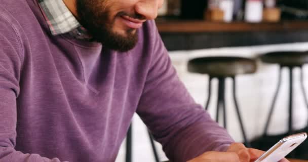 Hombre sonriente usando el teléfono móvil — Vídeo de stock