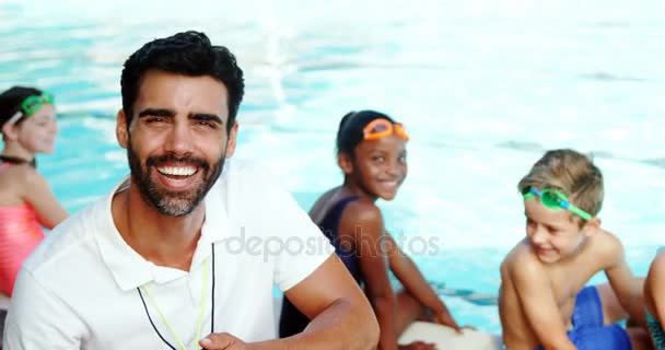 Allenatore maschio sorridente vicino a bordo piscina — Video Stock