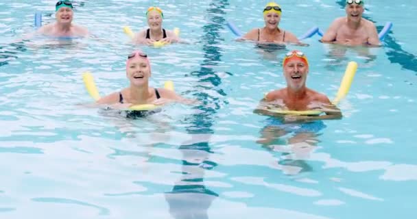 Portrét seniorů plavání s nafukovací trubice — Stock video