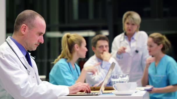 Doctor using laptop — Stock Video