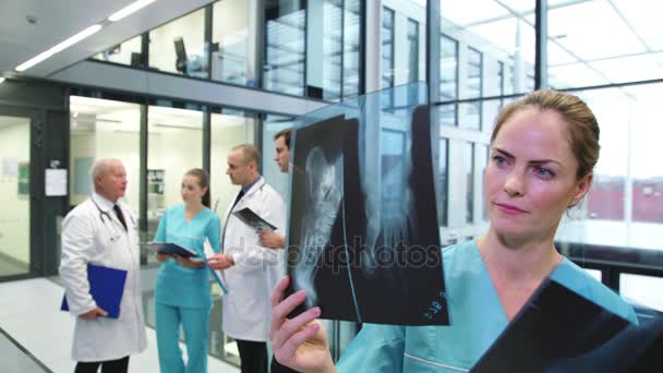 Enfermera examinando informe de rayos X — Vídeo de stock