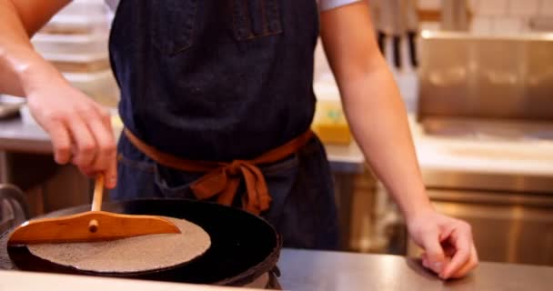 Шеф-повар готовит блинчики на сковороде — стоковое видео