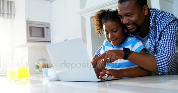 Отец и дочь используют ноутбук — стоковое видео