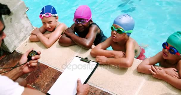 Coach ger simning lektionen till hans studenter — Stockvideo
