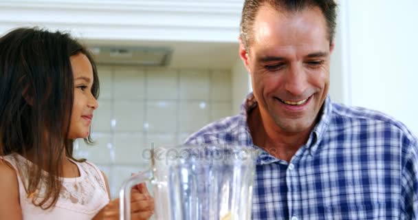 Ayah dan anak menyiapkan smoothie — Stok Video