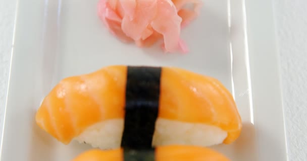Суши на подносе с соусом — стоковое видео