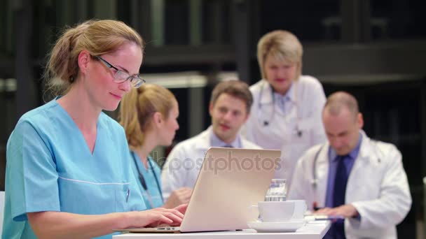 Verpleegkundige met behulp van laptop in vergaderruimte — Stockvideo