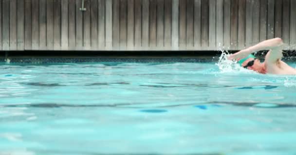 Ζευγάρι που κολυμπάει στην πισίνα — Αρχείο Βίντεο