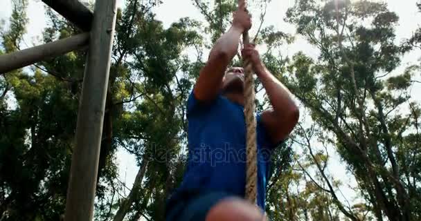 Homem escalada corda — Vídeo de Stock