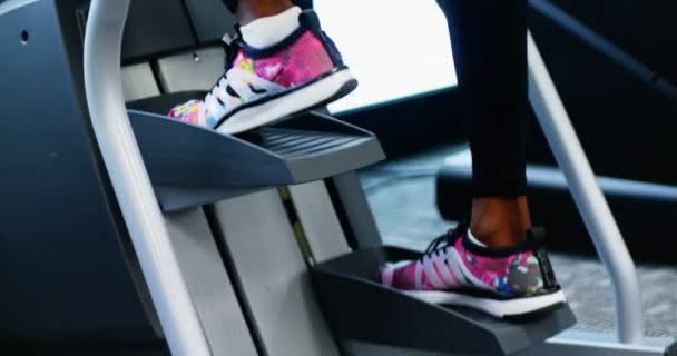 Adatto donna che esercita sul cross trainer — Video Stock