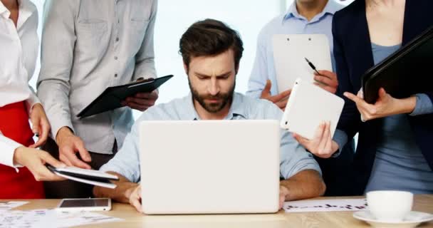 Uitvoerend gefrustreerd terwijl hij werkte bij zijn Bureau — Stockvideo