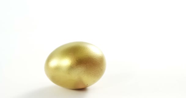 Huevo de Pascua dorado — Vídeo de stock