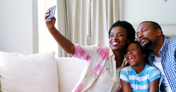 Familia tomando selfie en el teléfono móvil — Vídeo de stock