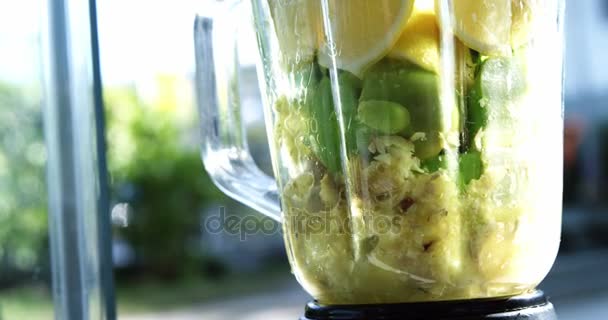 F voorbereiden smoothie in de blender — Stockvideo