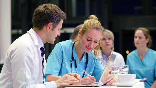 Médicos y enfermeras discutiendo entre sí — Vídeo de stock