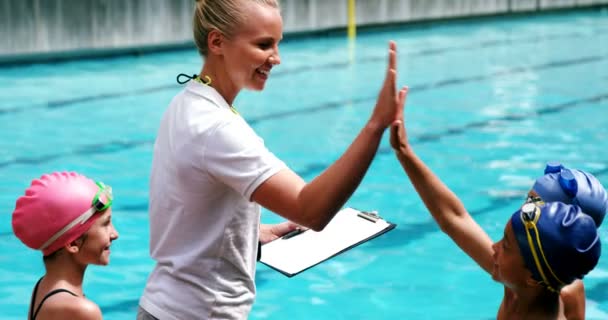 Vrouwelijke trainer geven hoge vijf aan haar studenten — Stockvideo