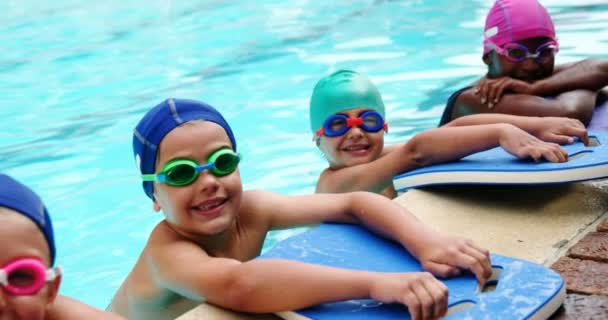 Lindos niños pequeños en la piscina — Vídeos de Stock