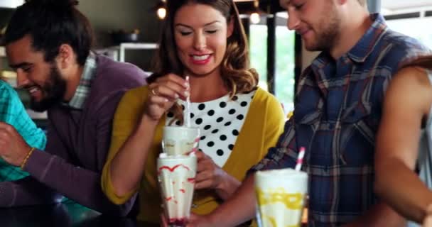 Groep vrienden interactie terwijl het hebben van milkshakes — Stockvideo