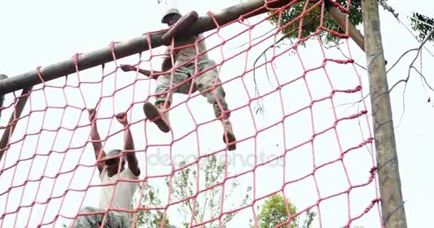Oldiers touw klimmen tijdens hindernissenparcours — Stockvideo