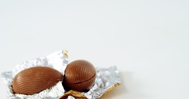 Huevos de Pascua de chocolate en papel de aluminio — Vídeos de Stock