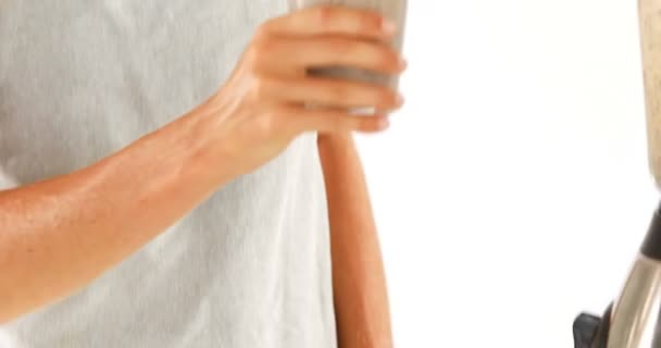 Mulher bebendo smoothie de uva contra fundo branco — Vídeo de Stock