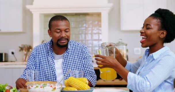 Familia comiendo — Vídeo de stock