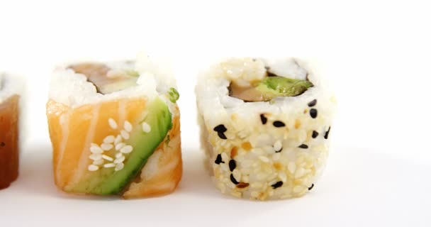 Uramaki sushi rullar — Stockvideo