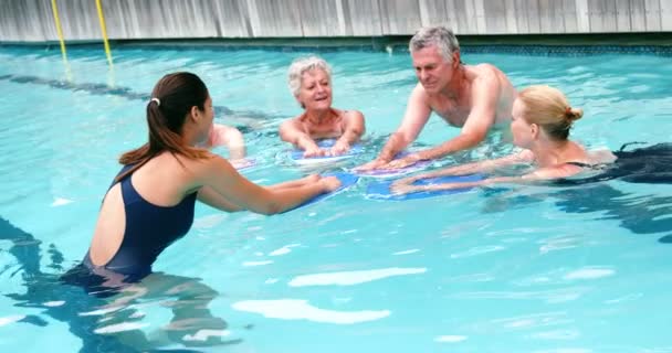 Schwimmtrainer unterstützt Senioren beim Schwimmen — Stockvideo