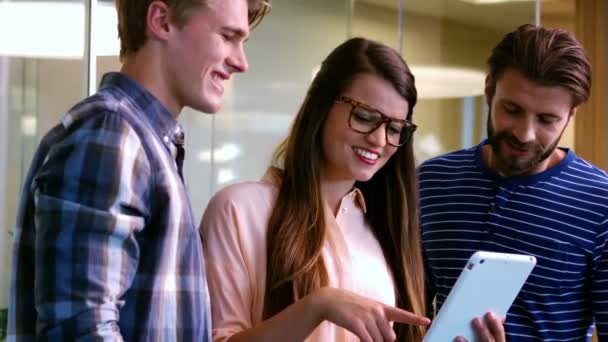 Office dijital tablet üzerinde tartışırken gülümseyen iş arkadaşları — Stok video