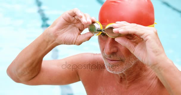 Senior trägt Schwimmbrille — Stockvideo