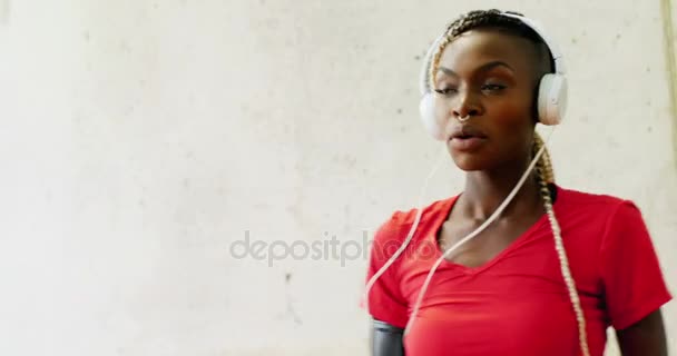 Mujer en forma de ejercicio con auriculares — Vídeos de Stock