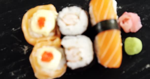 Разнообразные суши, подаваемые с шифера — стоковое видео